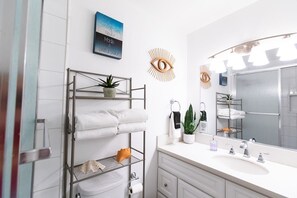 Hair dryer, towels, soap, shampoo - Charming 2-bedroom condo in Historic San Juan Capistran + Patio (San Juan Capistrano)