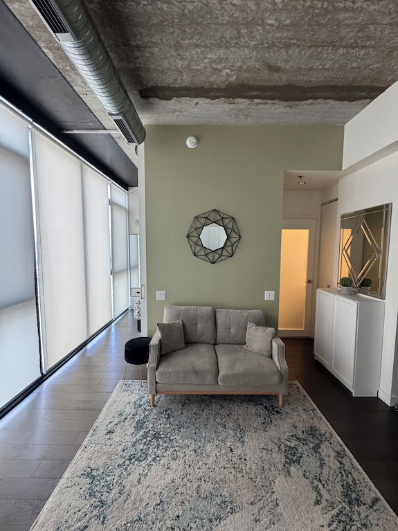 Downtown Glasshouse Condo - 1 Br/1 Bath - Manitoba