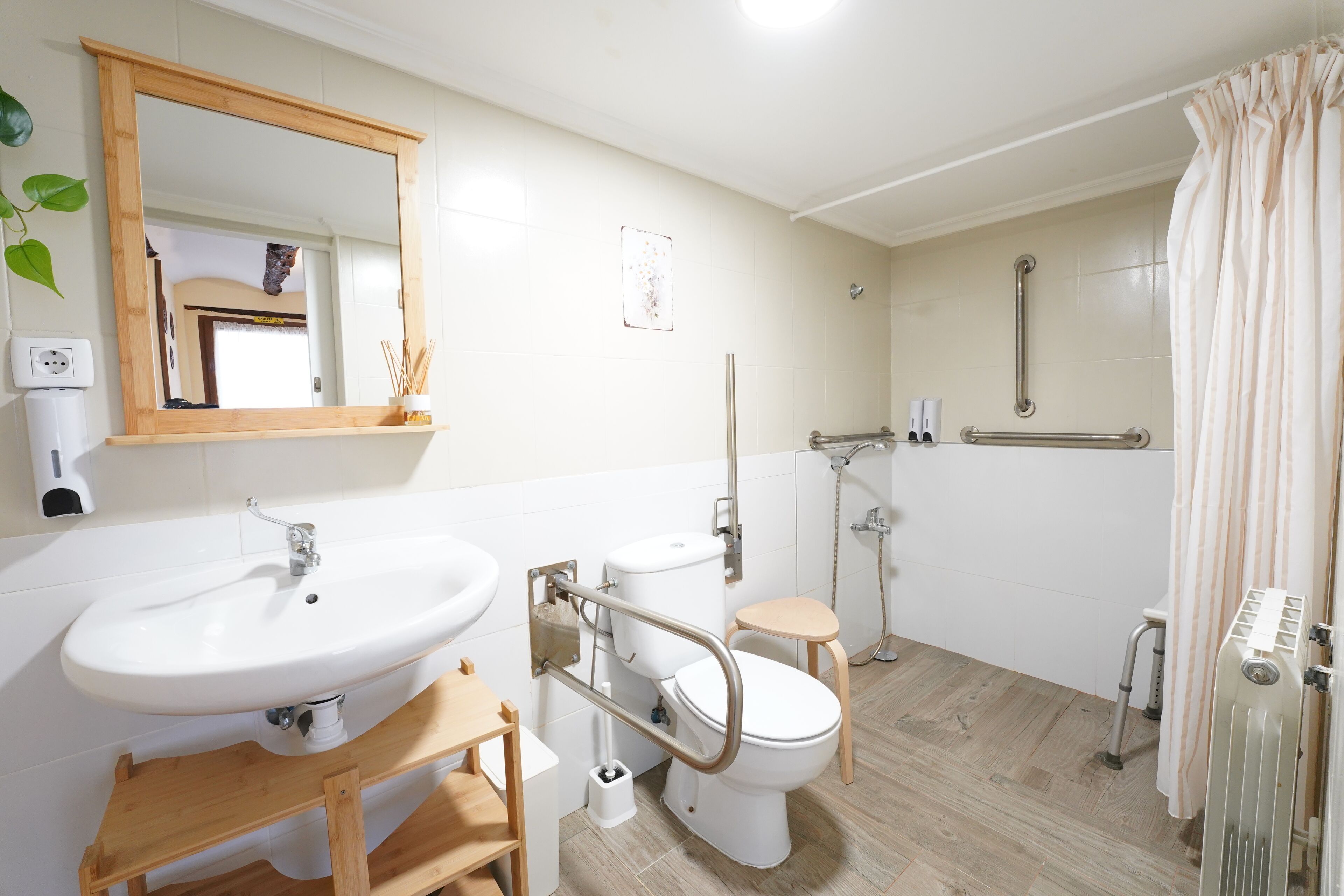 Un baño moderno con lavamanos, inodoro y ducha.