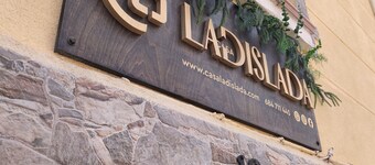 Casa rural con barbacoa, sala de juegos ideal familias y grupos. Teruel