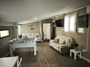 Een televisie en een open haard