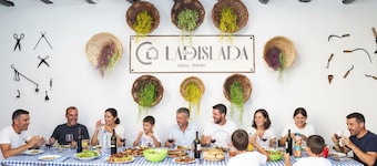 Casa rural con barbacoa, sala de juegos ideal familias y grupos. Teruel