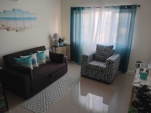 Smart TV - Charming 1 Bedroom Condo in peaceful, secure, gated community with pool (Portmore)