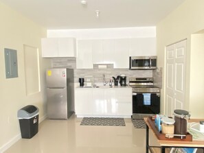 Een koelkast, een microgolfoven, een oven, een kookplaat