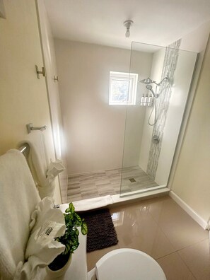 Shower, hair dryer, towels, soap - Charming 1 Bedroom Condo in peaceful, secure, gated community with pool (Portmore)