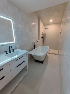 Serviettes fournies, savon, papier de toilette