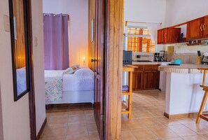 Una scrivania, Wi-Fi gratuito