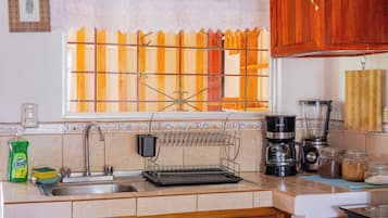 Refrigerador, microondas, parrilla de estufa y cafetera y tetera