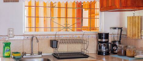 Réfrigérateur, four à micro-ondes, surface de cuisson, cafetiÚre-théiÚre