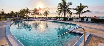 NEW Fresh Lagoon Blue Beachfront Studio at Coral Beach Hotel, Grand Bahama