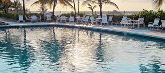 NEW Fresh Lagoon Blue Beachfront Studio at Coral Beach Hotel, Grand Bahama