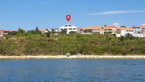 A coastal residential area with houses on a hillside overlooking a beach. - Lovely apartment in Rtina with WiFi (Rtina)