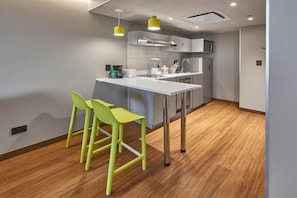 Refrigerador, microondas, placa de cocina, lavavajillas