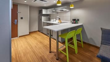 Een koelkast, een magnetron, een kookplaat, een vaatwasser