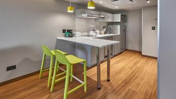 Kühlschrank, Mikrowelle, Herdplatte, Geschirrspüler