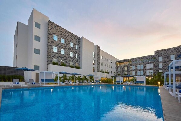 Pool - 4 Premium Suite Perfect for Business Travelers – Close to Airport (Moon Palace)