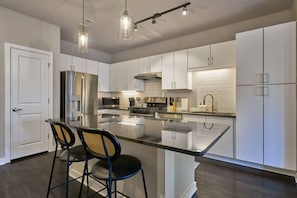 Frigorífic, microones, forn i placa de cuina