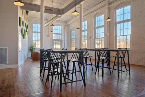 Comfy 2BD Abode Mins from DT Clayton | Pool | Gym