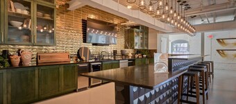 Worker`s Paradise Steps from DT Clayton