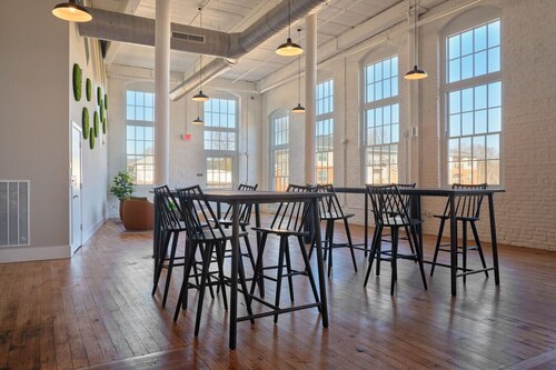 Stylish, Cozy 2BD Apt Near DT Clayton | Pool | Gym