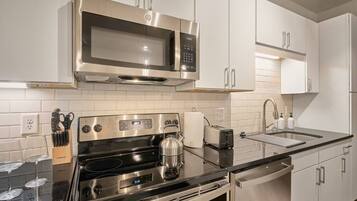 Geladeira, micro-ondas, fogão, cooktop