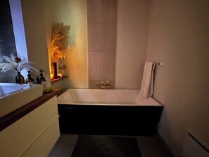 Douche, sèche-cheveux, serviettes fournies, savon