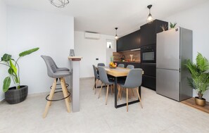 Fridge, oven, dishwasher, coffee/tea maker