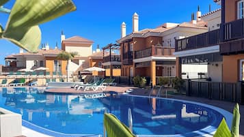 Een buitenzwembad en een verwarmd zwembad