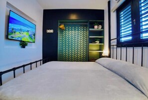 Iron/ironing board, WiFi, bed sheets