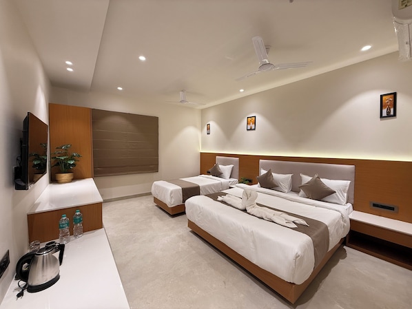 Luxury Triple Room | Television