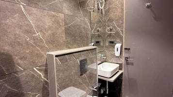 Deluxe Suite | Bathroom | Combined shower/bathtub, free toiletries, slippers, bidet