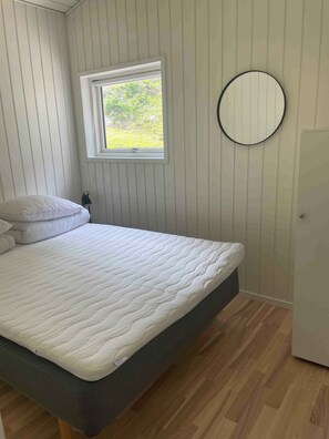 4 bedrooms, iron/ironing board, free WiFi