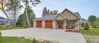 < 1 Mi to Dtwn Pine Island: Updated Home w/ Yard!