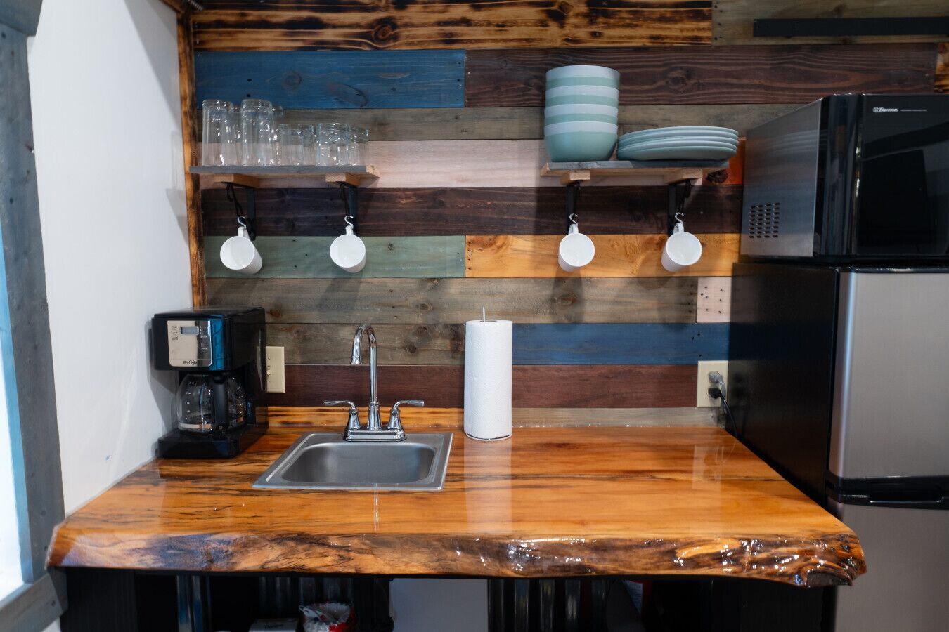 Kjøleskap, mikrobølgeovn, kaffetrakter/tekoker og brødrister