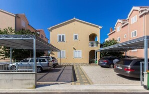 Property grounds - Amazing apartment in Srima with WiFi (Srima)