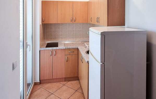 Fridge, coffee/tea maker