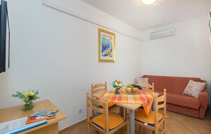 Dining - Cozy apartment in Srima with WiFi (Srima)