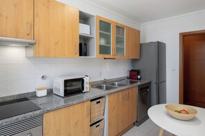 Een koelkast, een magnetron, een oven, een kookplaat
