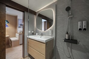 Dusche, Haartrockner, Handtücher