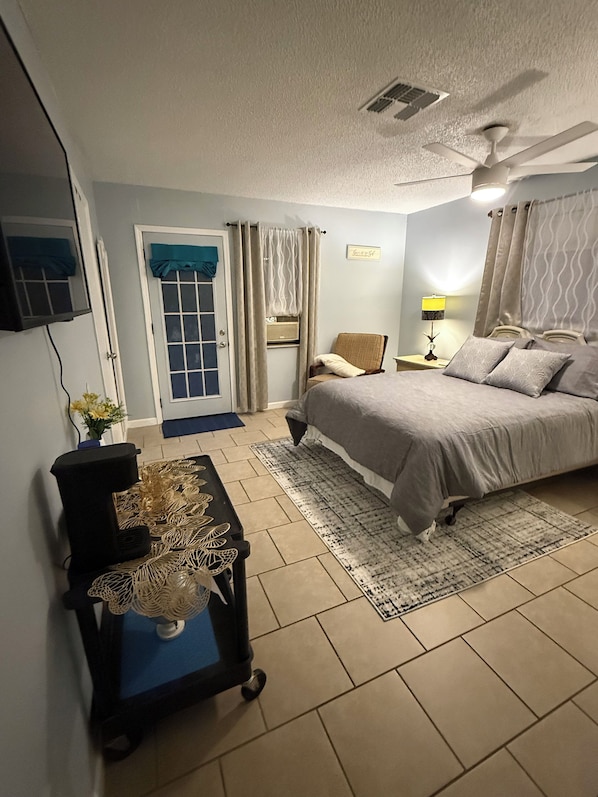 1 bedroom, WiFi, bed sheets - Charming & Cozy Bedroom with Bathroom. Private Entry. Fully Equipped! (Ocala)