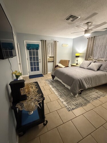 Charming & Cozy Bedroom with Bathroom. Private Entry. Fully Equipped!