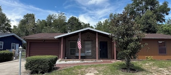 Charming & Cozy Bedroom with Bathroom. Private Entry. Fully Equipped!