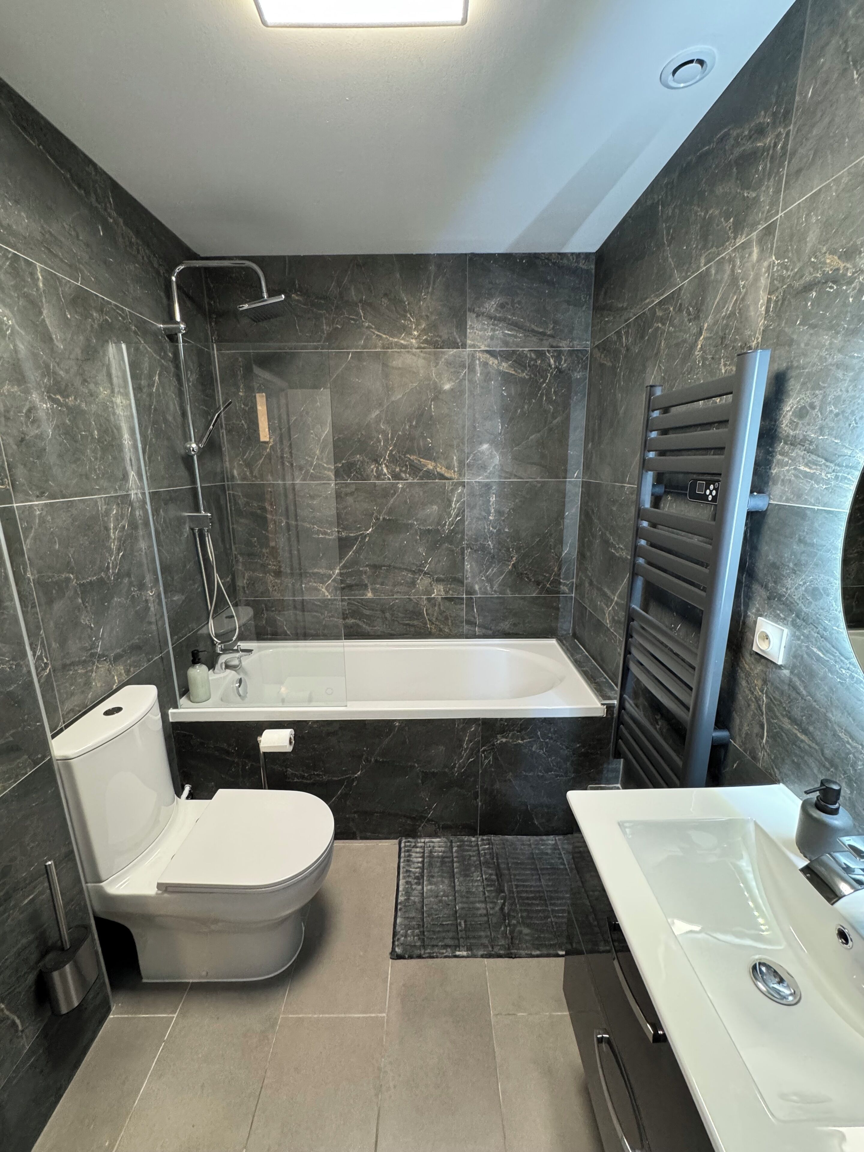 Een haardroger, handdoeken, zeep, toiletpapier