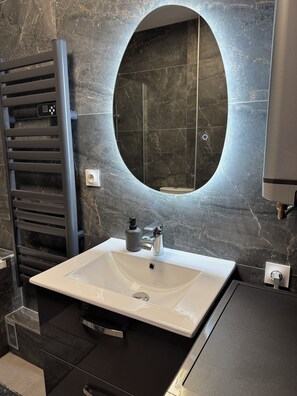 Secadora de cabello, toallas, jabón, papel de baño 