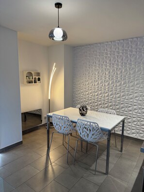 Dining - Le Contemporain, 5 minutes from the station and city center (Troyes)