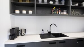 Opvaskemaskine, kaffe-/temaskine, spisebord