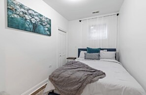 4 bedrooms, iron/ironing board, WiFi, bed sheets - The Green Oasis- 4bdrm 3bath Condo- 11 mins from DTWN (Chicago)