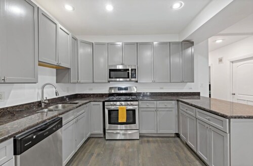 The Green Oasis- 4bdrm 3bath Condo- 11 mins from DTWN