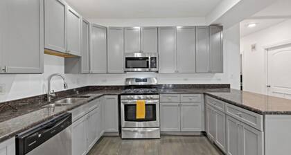The Green Oasis- 4bdrm 3bath Condo- 11 mins from DTWN