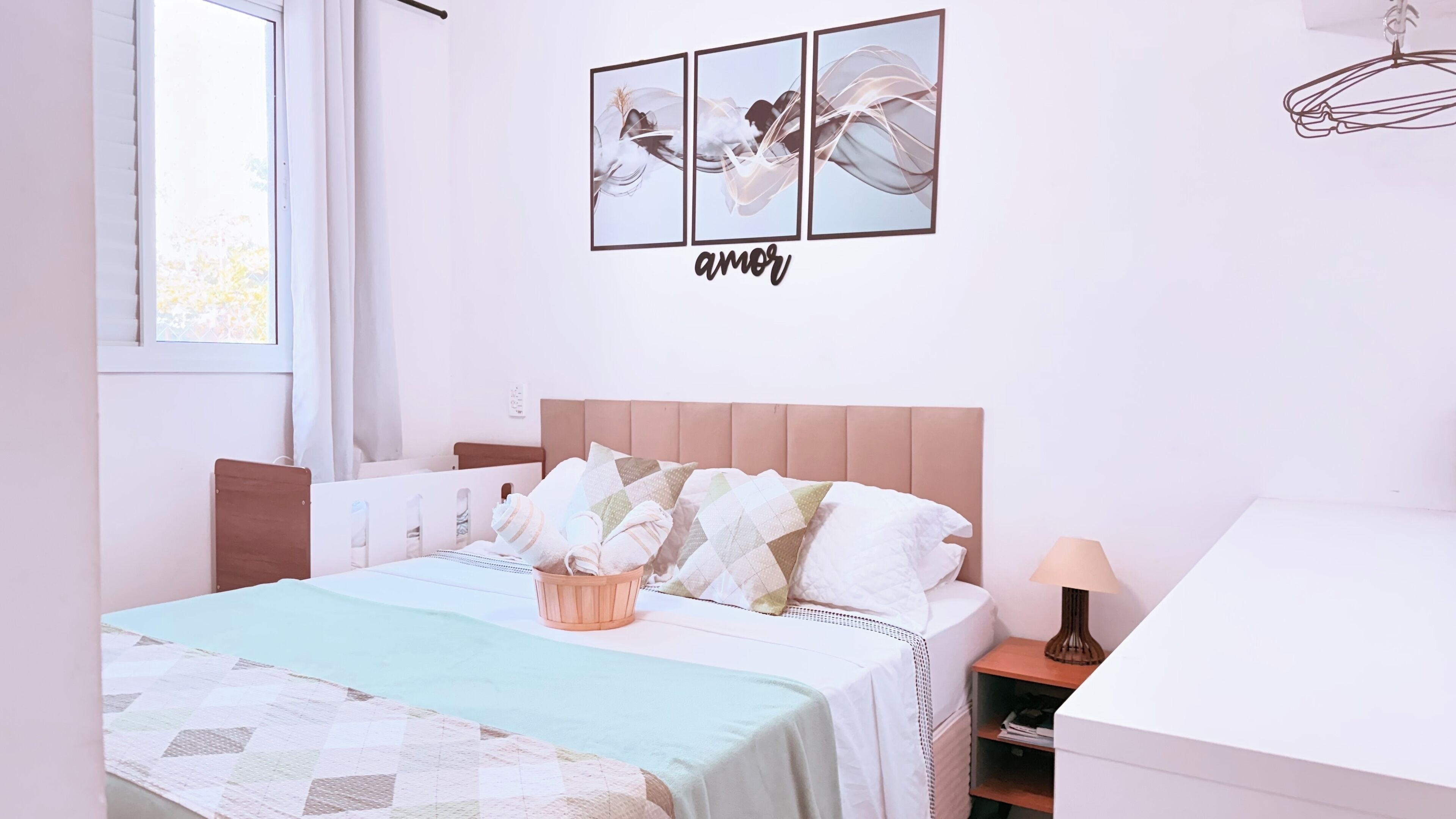 2 quartos, berço de viagem, Wi-Fi de cortesia, roupa de cama